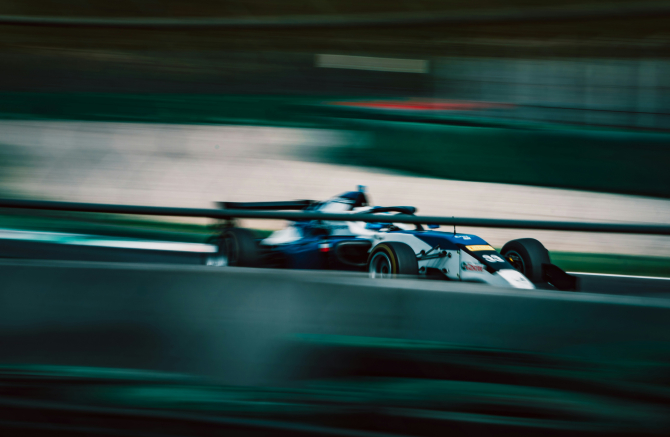 DE GROTE PRIJS VAN IMOLA: EEN SPANNEND DUEL TUSSEN FERRARI EN RED BULL