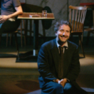 Édouard Baer : «Les élucubrations d'un homme soudain frappé par la grâce» spectacle COMEDIE +