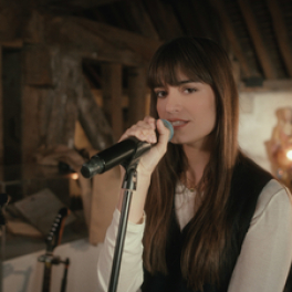 Déambulations - Clara Luciani à Honfleur concert CANAL +