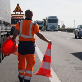 100 jours avec les dépanneurs de l'autoroute série documentaire science et technique RMC DECOUVERTE