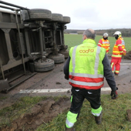 100 jours avec les dépanneurs de l'autoroute série documentaire science et technique RMC DECOUVERTE