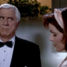 The Naked Gun film actiekomedie PLAY MORE Kicks