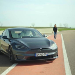 Tesla : les secrets de sa voiture électrique documentaire découverte RMC DECOUVERTE