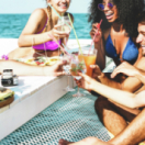 Soleil, buffet et activités illimitées : le succès des vacances all inclusive documentaire société AB3