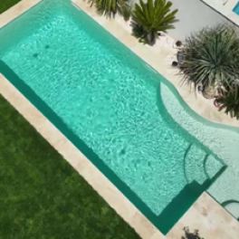 La folie des piscines : la nouvelle passion des Français série documentaire découverte RMC STORY