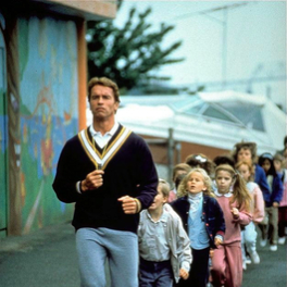 Un flic à la maternelle film comédie GULLI