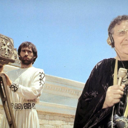 Deux heures moins le quart avant Jésus-Christ film comédie GULLI