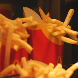 Inside McDo : un an dans le restaurant n°1 en France documentaire société RMC STORY